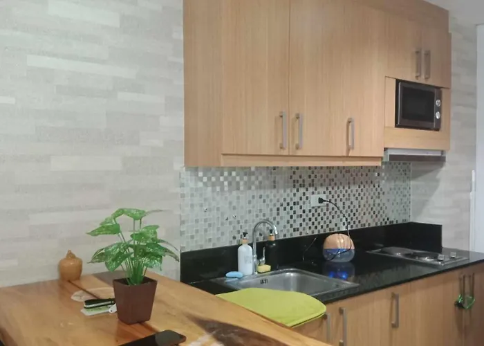 1633 Pool View 2br